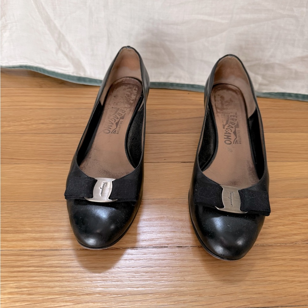 Salvatore Ferragamo Vara Pumps size 8.5- Used in Good Condition
